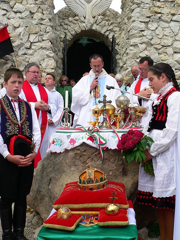 A Csíksomlyói Kegytemplom és a Pilisszántói Boldogasszony Kápolna közös pünkösdi miséje