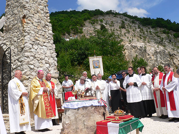 A Csíksomlyói Kegytemplom és a Pilisszántói Boldogasszony Kápolna közös pünkösdi miséje